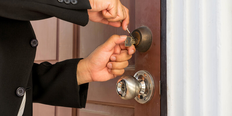 open a jammed door lock from the outside 1