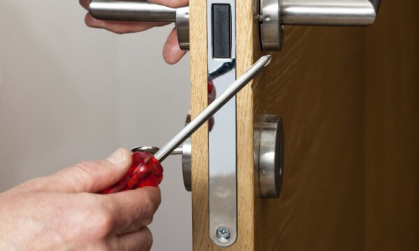 open a jammed door lock from the outside 2