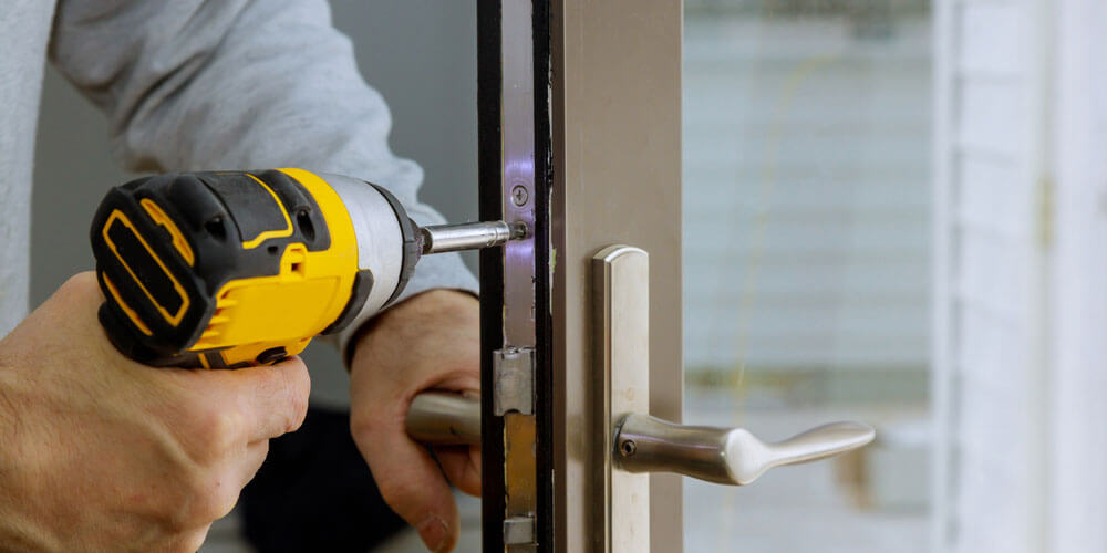 open a jammed door lock from the outside 3